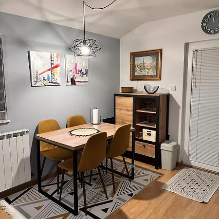 Cozy Sarajevo City Center Apartment With Private Garden Casa de Férias Saraievo